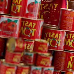 一堆装满番茄酱的可口汤姆罐头, 推荐买球平台还生产意大利面, biscuits, 为非洲市场提供酸奶饮料和食用油.